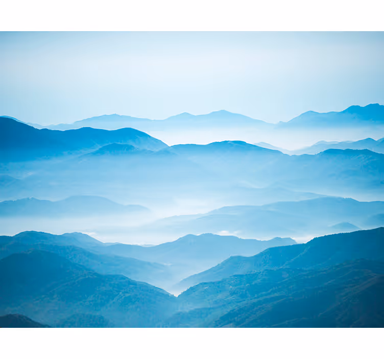 Fototapete Berg neblige Berglandschaft - TenStickers
