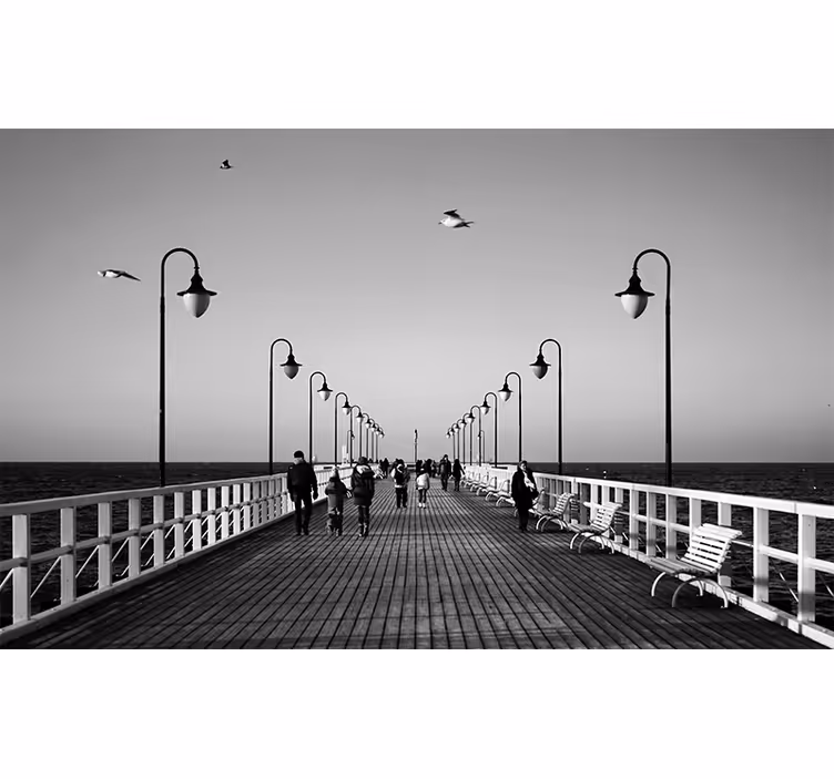 Fototapete Städte spaziergang am pier am meer - TenStickers