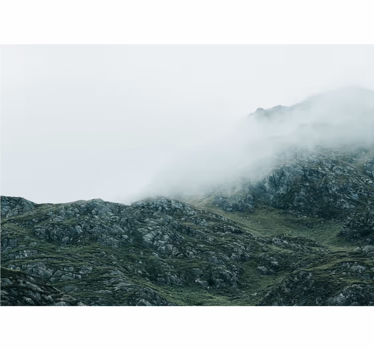 Fototapete Berg Ansichten im dichten Nebel - TenStickers