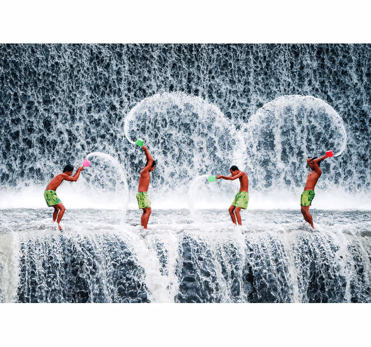 Fototapete menschen verspielt mit wasserspritzern - TenStickers