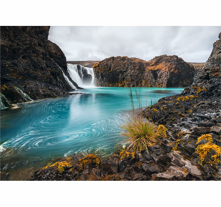 Fototapete berge mit friedlicher wasserfall-oase - TenStickers