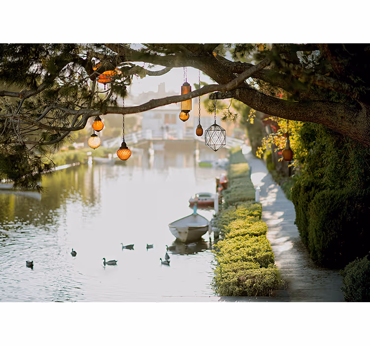 Fototapete landschaft verborgene wasserwege mit laternen - TenStickers
