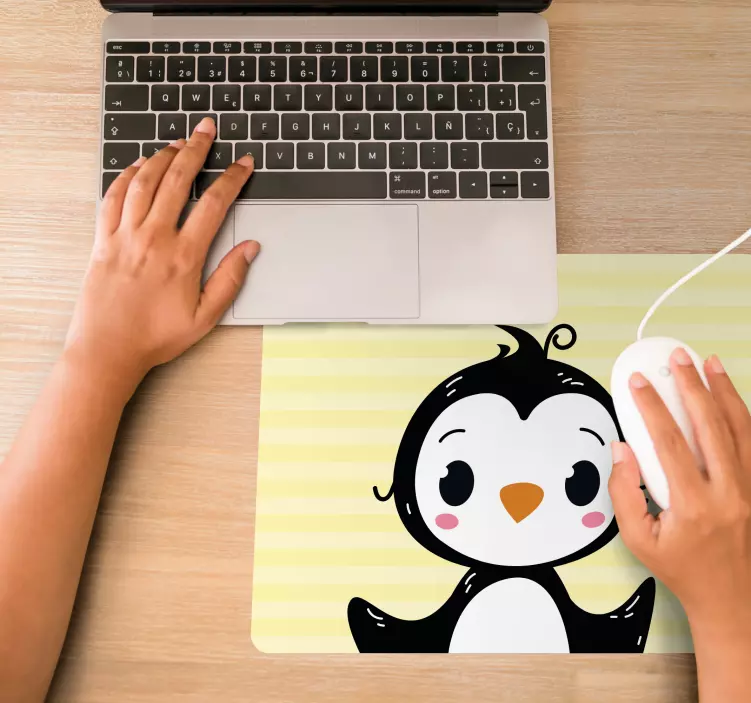 Anime mauspad mit fröhlichem pinguin charakter - TenStickers