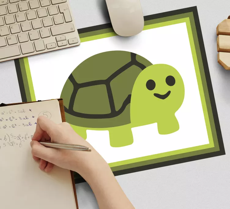 Anime mauspad mit fröhlichem schildkrötencharakter - TenStickers