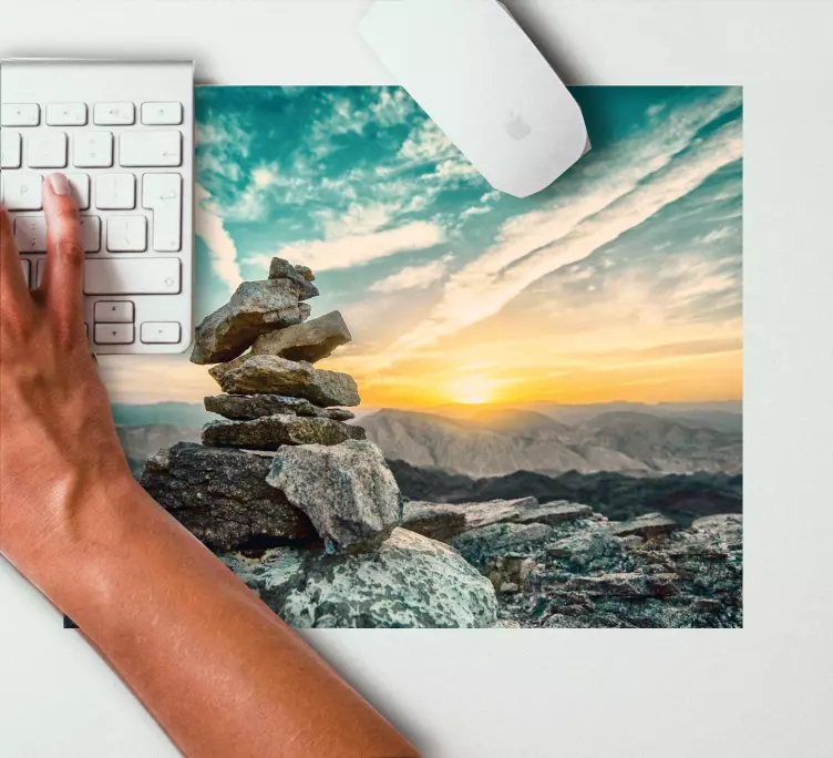 Mousepad weltkarte mit sonnenuntergang über steinhaufen - TenStickers