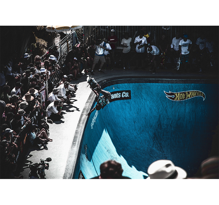 Fototapete Fahrzeuge skateboarder führt trick aus - TenStickers