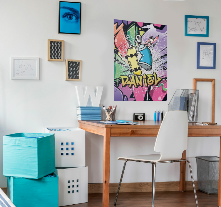 Poster Graffiti- Dose auf Skateboard mit Namen - TenStickers