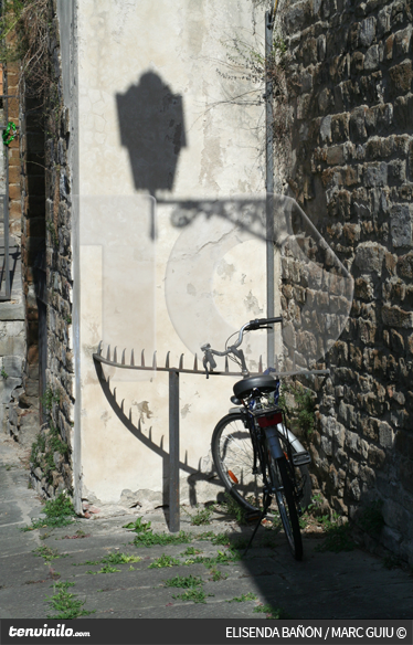 Poster landschaft mit schatten von laterne und fahrrad - TenStickers