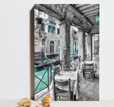 Leinwandfotos Mann, der auf boot neben restaurant venedig reitet - TenStickers
