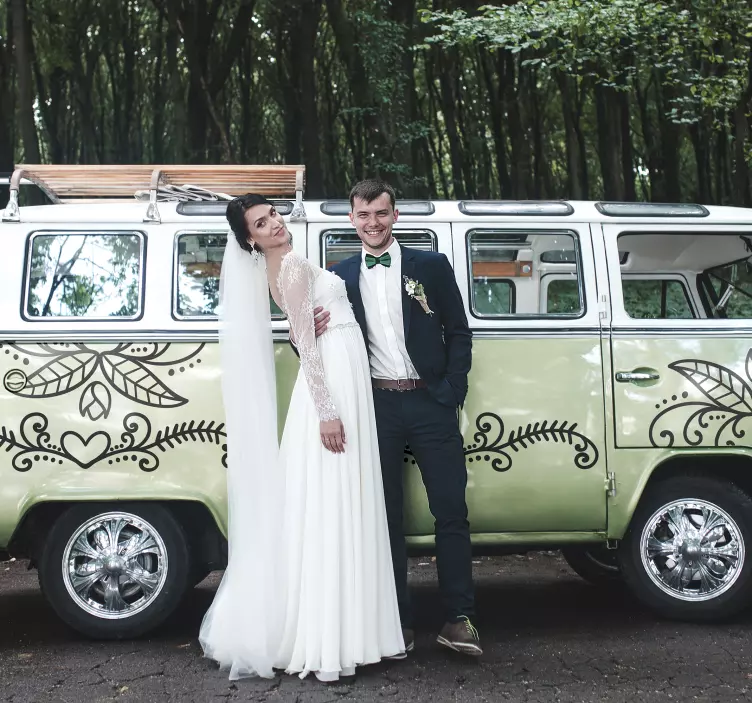 Hübscher Autoaufkleber Hochzeit Blumenranke - TenStickers