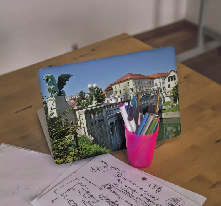 Laptop Aufkleber blick auf die drachenbrücke - TenStickers