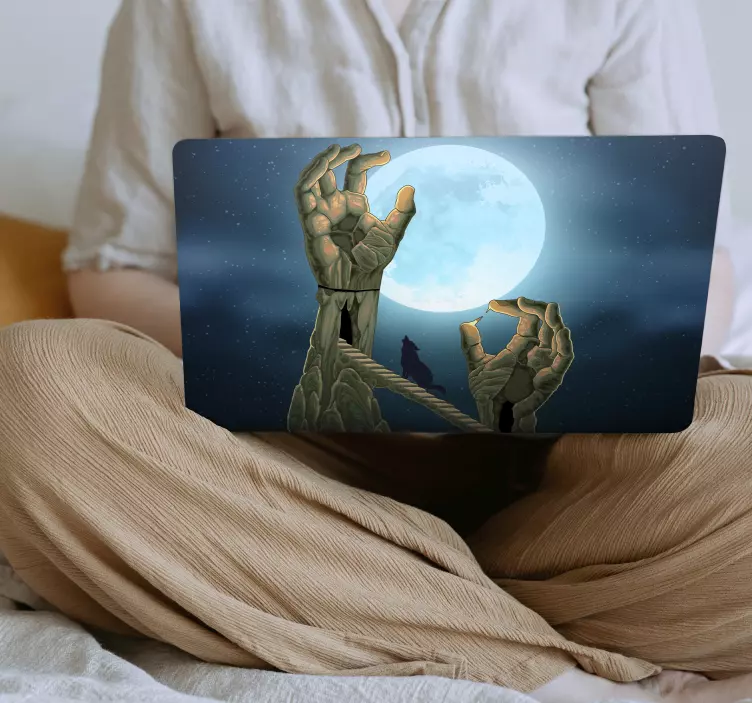 Laptop Aufkleber riesige hände halten den mond - TenStickers