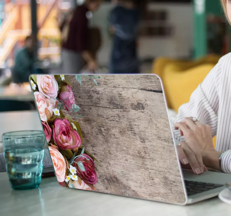 Laptop Aufkleber Rosen auf Holz - TenStickers