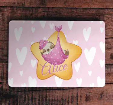 Laptop aufkleber babyfaultier mit namen - TenStickers