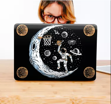 Laptop Aufkleber weltraumforscher beim körbewerfen - TenStickers