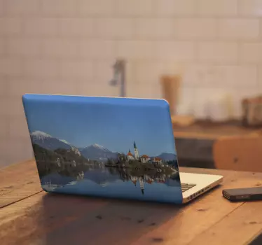 Laptop Sticker mit Bergen und Dorf mit Spiegelung im Wasser - TenStickers