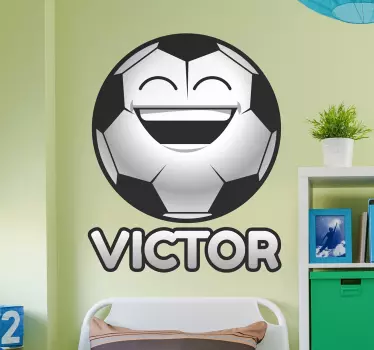 Lachender Fußball mit Namen Wandtattoo Fußball - TenStickers