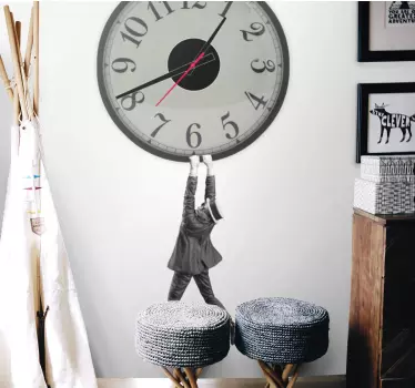 Wandtattoo Uhr grauer hängender mann - TenStickers