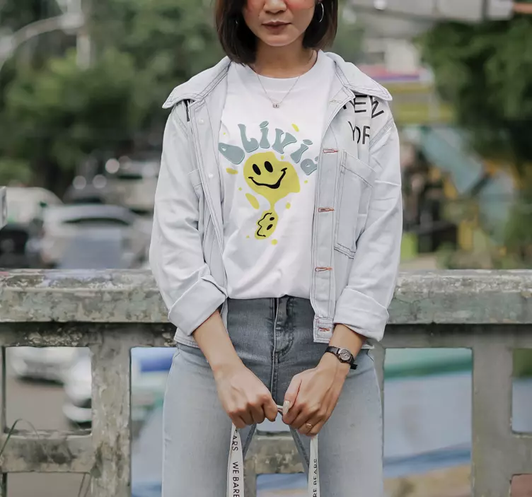 T-shirt mit namen fröhliches gelbes smiley - TenStickers