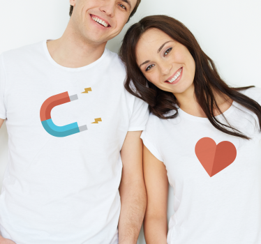 Pärchen t shirts mit blauem und rotem herzmagnet - TenStickers