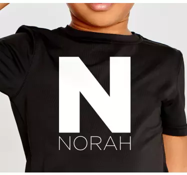 T-shirt mit namen in fetter schrift und initialen - TenStickers